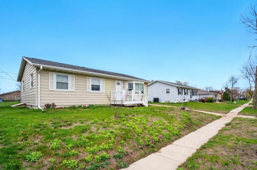 single story home featuring a front yard