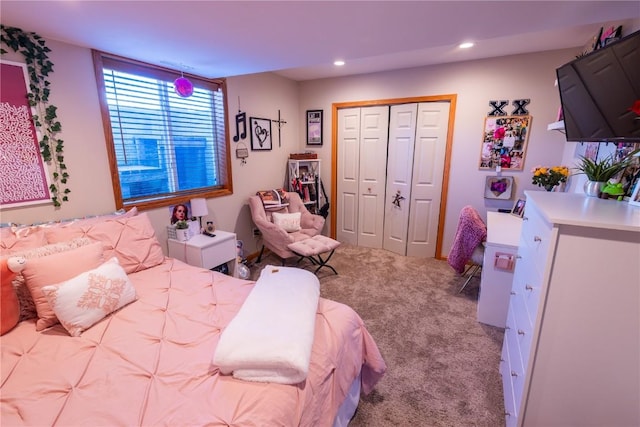 bedroom featuring recessed lighting, carpet, and a closet