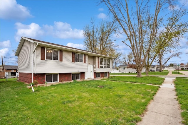 split foyer home with a front yard