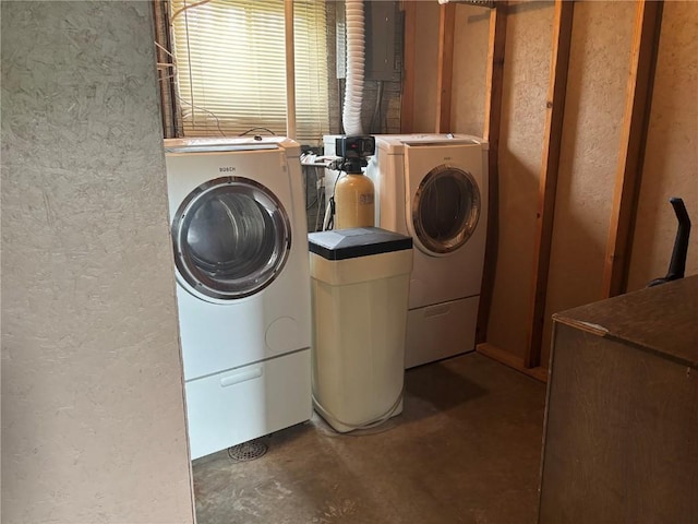 40 11th Ave, Hiawatha, IA 52233 - laundry area with washer and clothes dryer and a textured wall