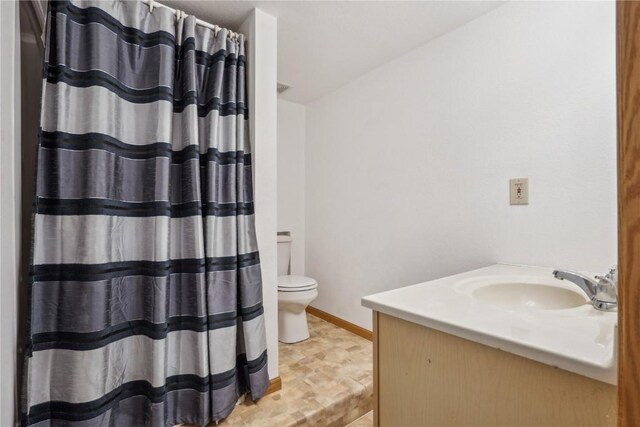 5141 25th Ave, Brandon, IA 52210 - full bath with toilet, a shower with curtain, and vanity