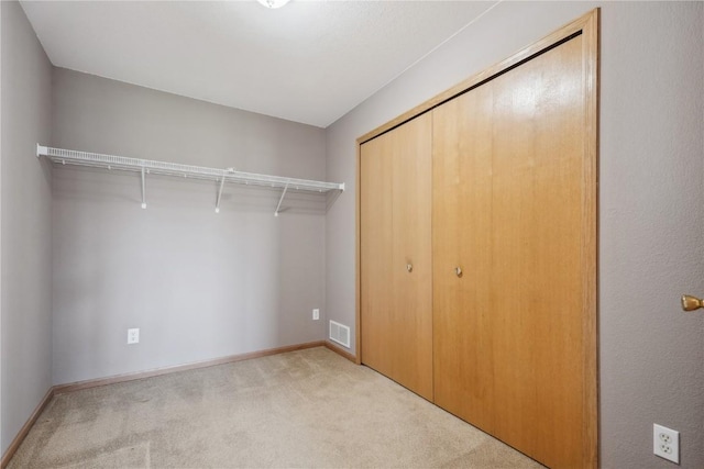 5141 25th Ave, Brandon, IA 52210 - interior space featuring a closet, carpet, baseboards, and visible vents