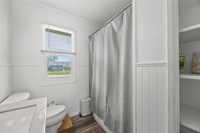 full bath with crown molding, wainscoting, toilet, and a shower with curtain