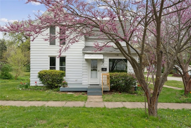 view of front of property featuring a front lawn