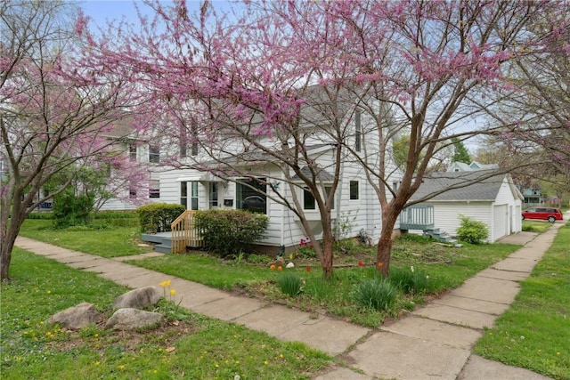 view of front facade with a front lawn