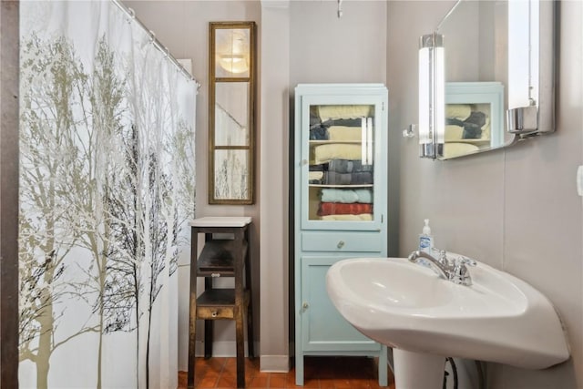 bathroom featuring a sink and a shower with shower curtain