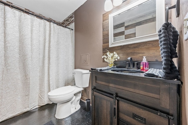 full bath featuring vanity, curtained shower, and toilet