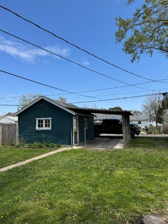 view of front of house featuring fence and a front lawn