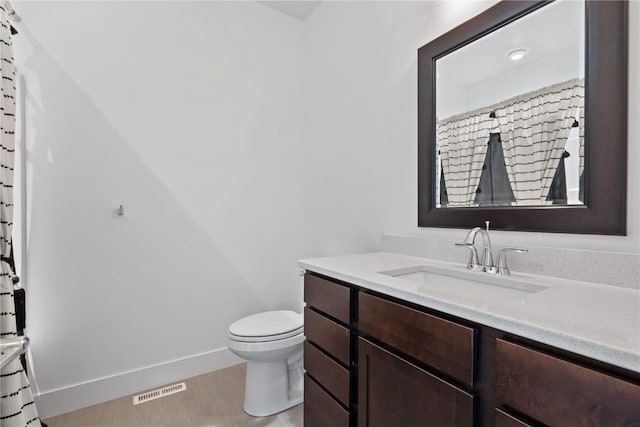 full bathroom featuring toilet, baseboards, visible vents, and vanity