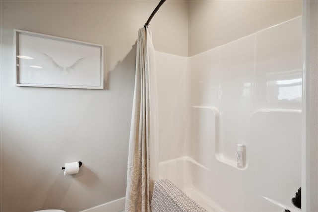 bathroom featuring a shower with shower curtain