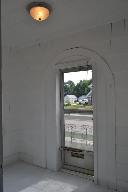 855 Center Pt NE, Cedar Rapids, IA 52402 - doorway to outside with arched walkways