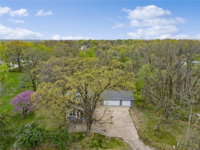 birds eye view of property featuring a wooded view