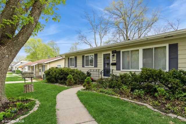 single story home featuring a front lawn