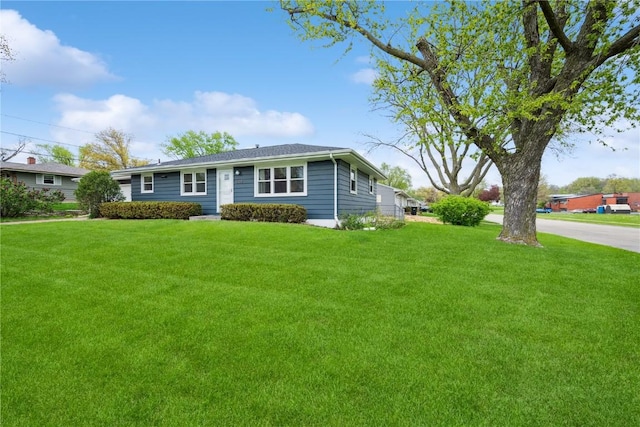 single story home featuring a front lawn