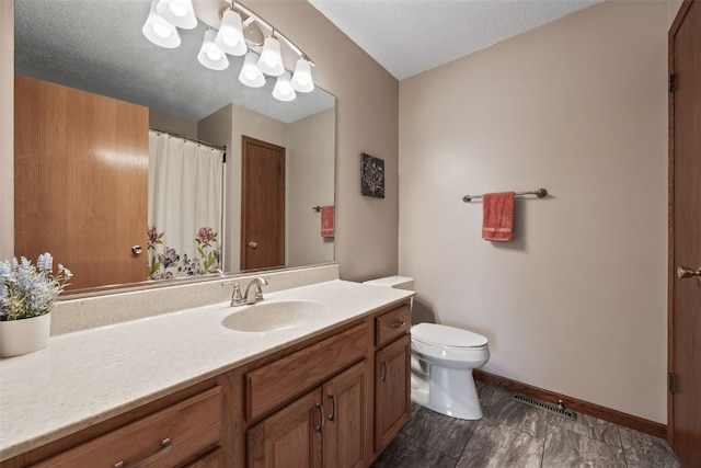 full bathroom with toilet, vanity, curtained shower, visible vents, and baseboards