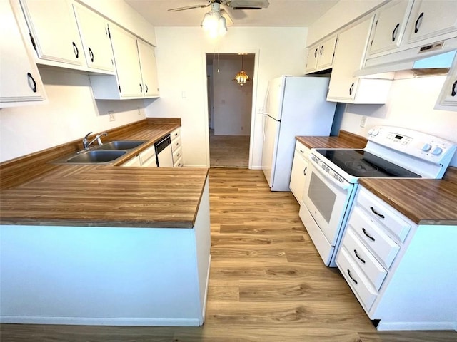 kitchen featuring a sink, white appliances, under cabinet range hood, ceiling fan, and light wood finished floors