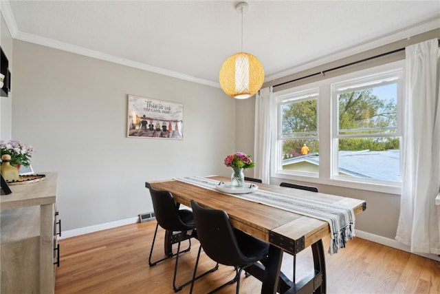 335 Parkland Dr SE, Cedar Rapids, IA 52403 - dining room featuring ornamental molding, baseboards, and light wood-style floors