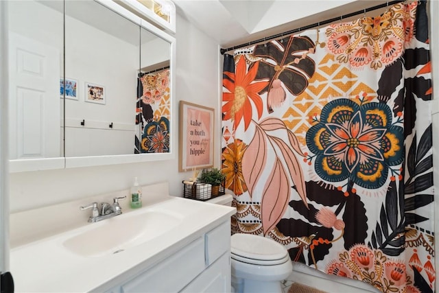 335 Parkland Dr SE, Cedar Rapids, IA 52403 - bathroom with curtained shower, vanity, and toilet