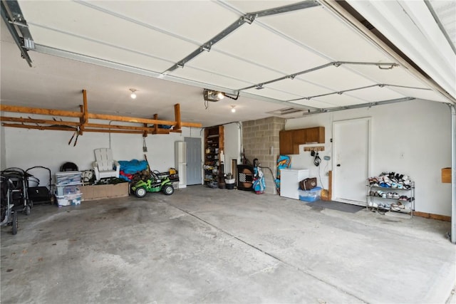 335 Parkland Dr SE, Cedar Rapids, IA 52403 - garage featuring a garage door opener