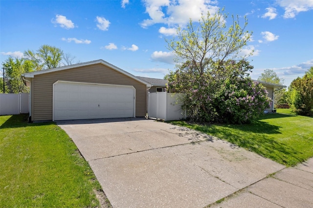 ranch-style house featuring driveway