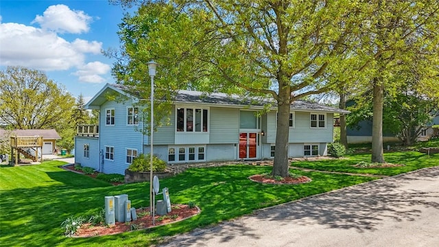 split foyer home featuring a front yard