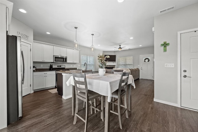 dining space featuring ceiling fan, recessed lighting, dark wood-style floors, and baseboards