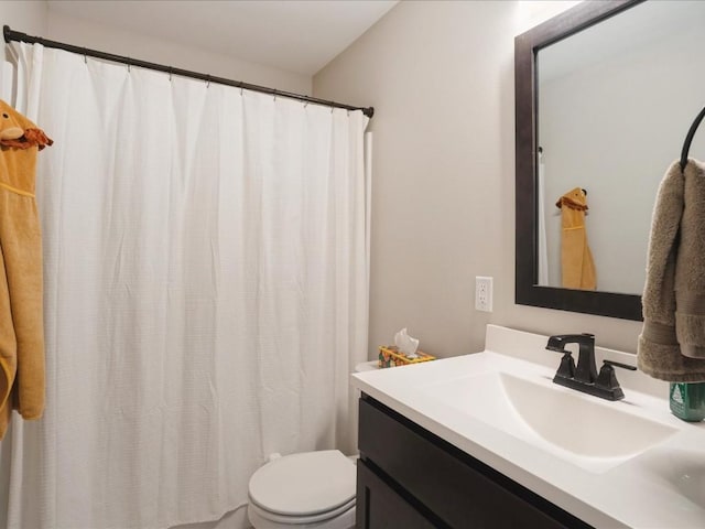 full bath featuring toilet, vanity, and a shower with curtain