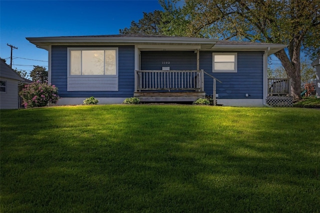 back of house featuring a yard