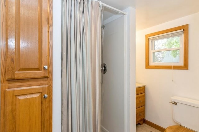 full bath with a shower with curtain, toilet, vanity, and baseboards