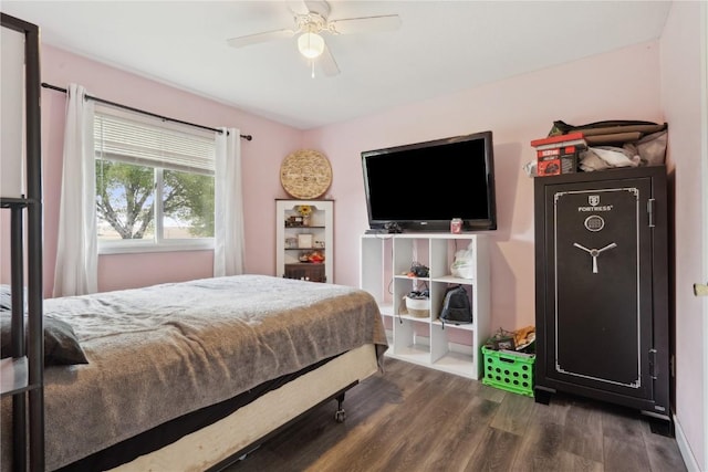 906 W 18th St, Vinton, IA 52349 - bedroom featuring dark wood finished floors and a ceiling fan