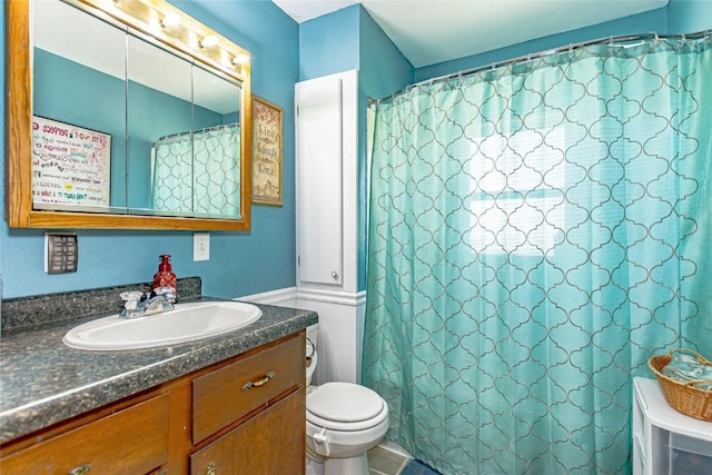 1100 Vernon Hill Blvd, Cedar Rapids, IA 52403 - full bath featuring vanity, toilet, and a shower with shower curtain