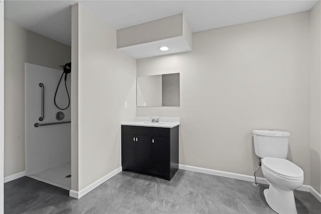 full bathroom featuring a shower, baseboards, and toilet