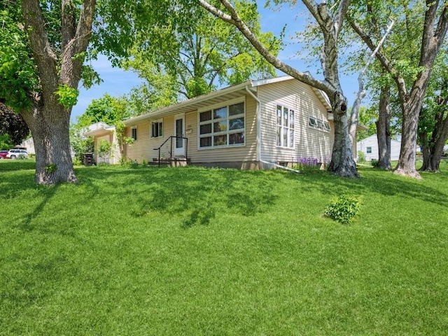 single story home with a front yard