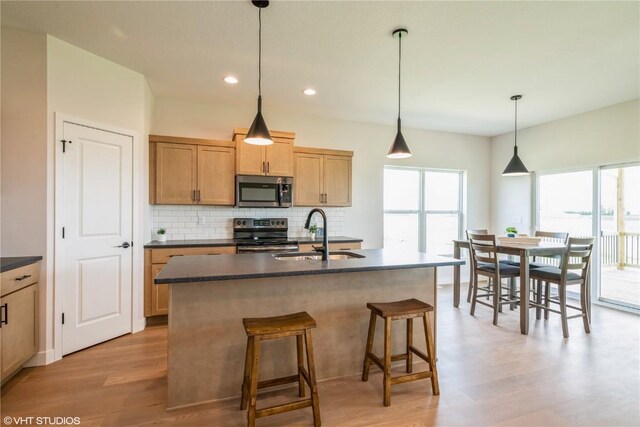 2559 Bluegrass St, Marion, IA 52302 - kitchen with appliances with stainless steel finishes, a sink, dark countertops, tasteful backsplash, and recessed lighting