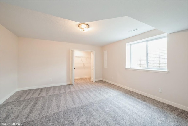 2559 Bluegrass St, Marion, IA 52302 - unfurnished bedroom featuring carpet flooring, baseboards, and a walk in closet