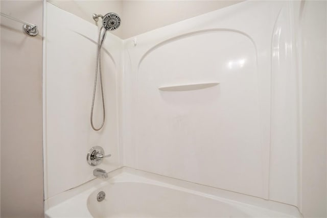 bathroom with tub / shower combination