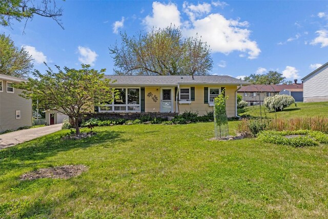 ranch-style home featuring a front yard