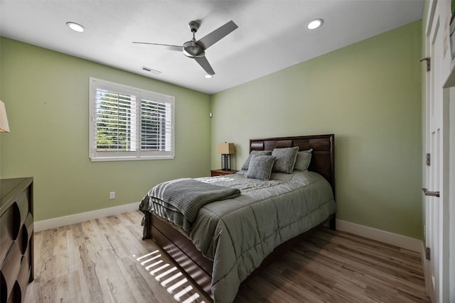 bedroom featuring wood finished floors, baseboards, ceiling fan, and recessed lighting