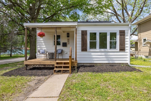 841 S 7th St, Iowa City, IA 52240 - bungalow-style home featuring a front lawn and a porch