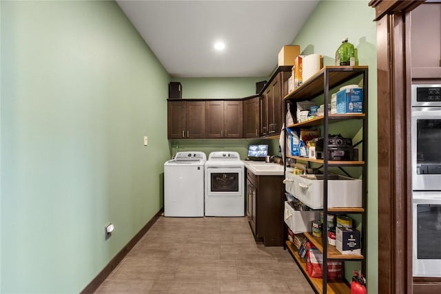 302 6th St NE, Mount Vernon, IA 52314 - laundry area featuring washer and clothes dryer and baseboards
