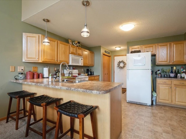 3626 Stoneview Cir SW, Cedar Rapids, IA 52404 - kitchen with white appliances, a peninsula, light brown cabinetry, a breakfast bar area, and a textured ceiling