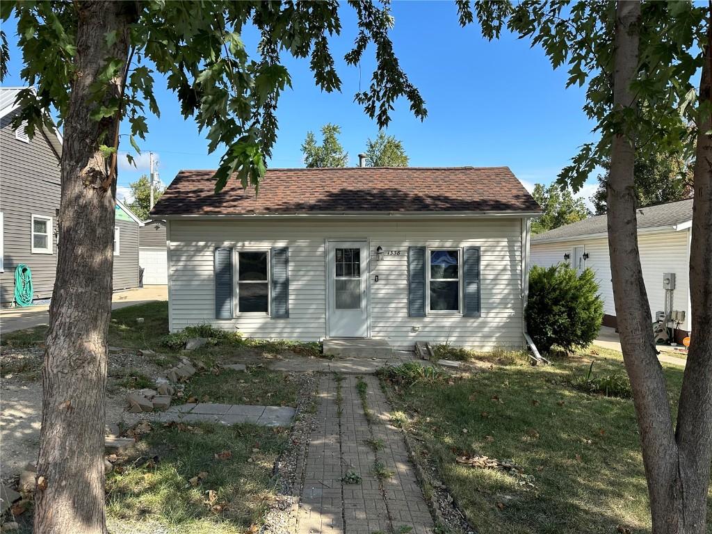 1338 22nd Ave SW, Cedar Rapids, IA 52404 - view of front facade with a front lawn and a shingled roof