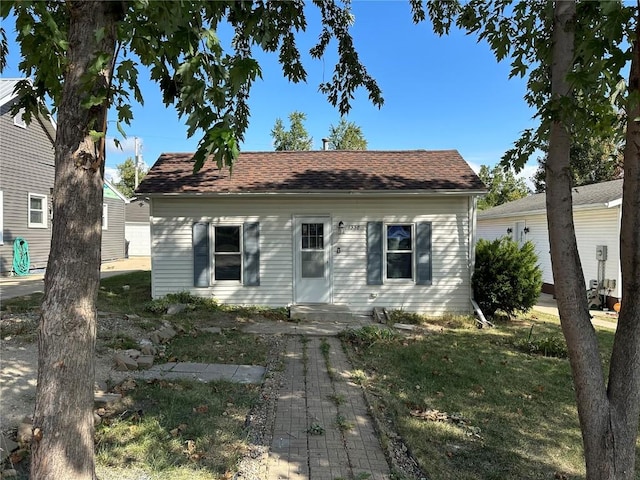 1338 22nd Ave SW, Cedar Rapids, IA 52404 - view of front facade with a front lawn and a shingled roof