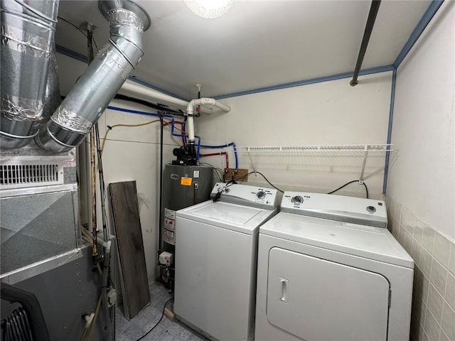 1338 22nd Ave SW, Cedar Rapids, IA 52404 - laundry area with gas water heater and washer and clothes dryer