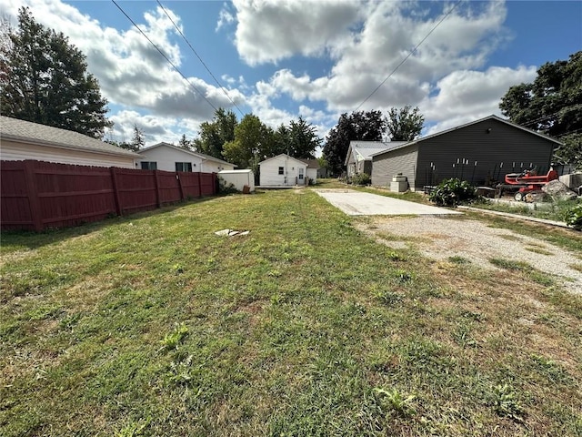 1338 22nd Ave SW, Cedar Rapids, IA 52404 - view of yard featuring concrete driveway and fence