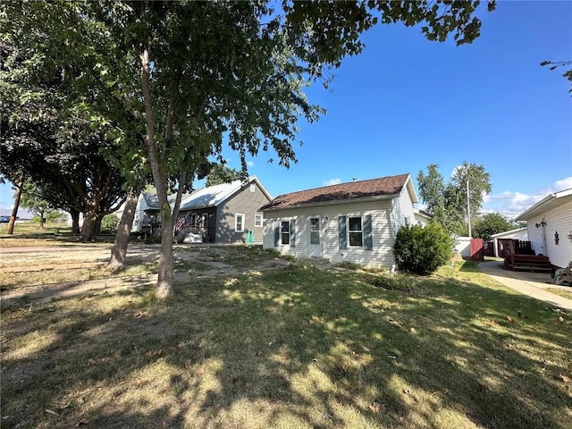 1338 22nd Ave SW, Cedar Rapids, IA 52404 - back of house with a lawn