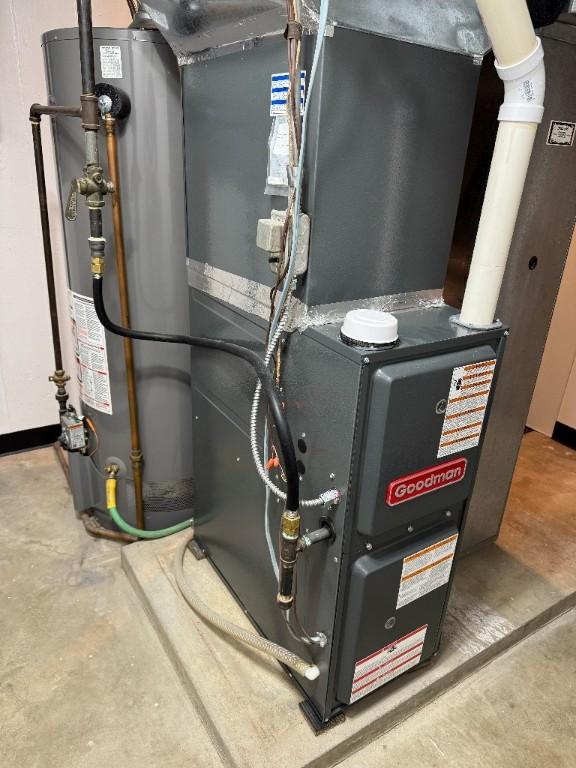 3105 Wilson Ave SW, Cedar Rapids, IA 52404 - utility room with gas water heater and heating unit