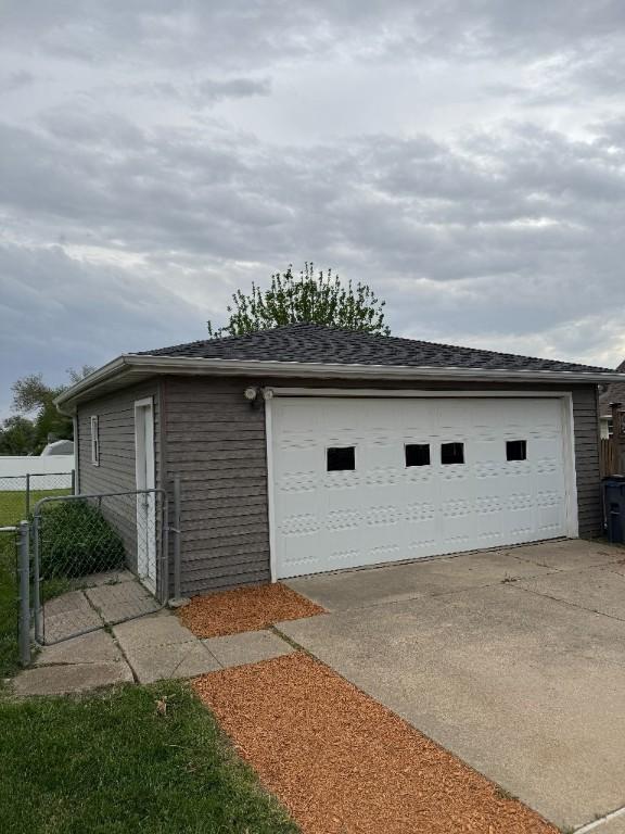 3105 Wilson Ave SW, Cedar Rapids, IA 52404 - detached garage with fence