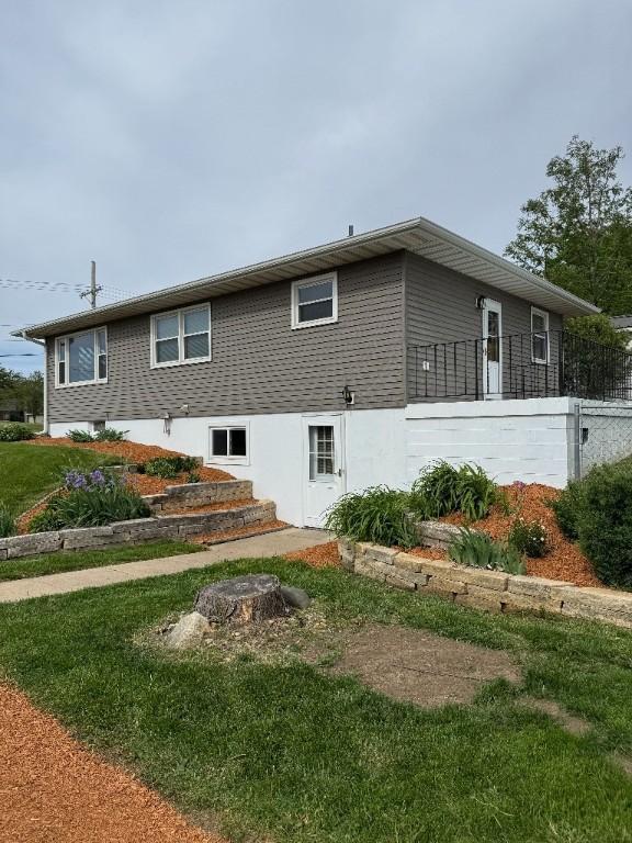 3105 Wilson Ave SW, Cedar Rapids, IA 52404 - view of side of property
