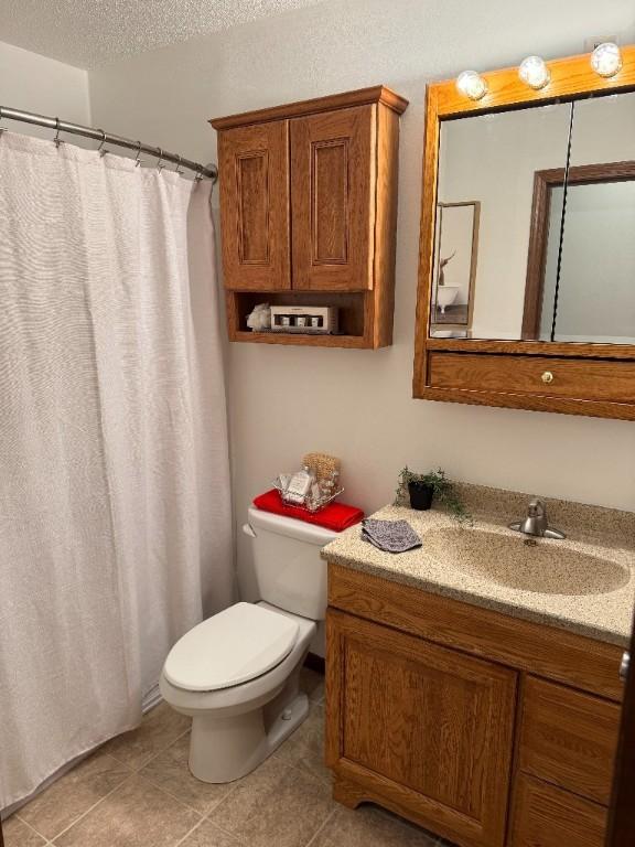 3105 Wilson Ave SW, Cedar Rapids, IA 52404 - bathroom with toilet, tile patterned floors, vanity, a textured ceiling, and curtained shower